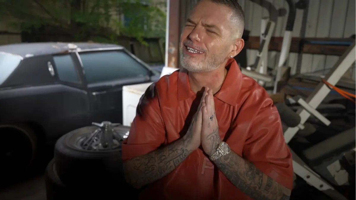 Paul Wall składa ręce do modlitwy w video RIP Old Me