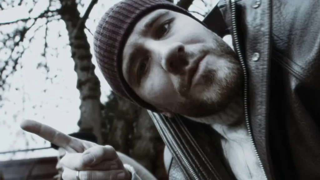 Kwiatek Haze w teledysku Mamcia nie pozwoliła + Dzień dzisiejszy - zbliżenie artysty w miejskim klimacie