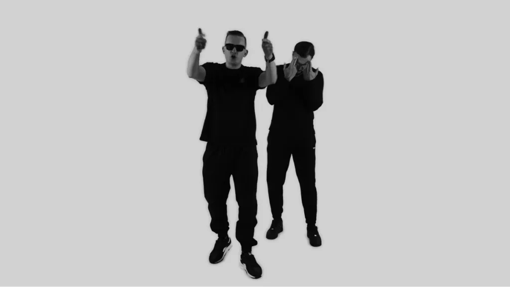 Matis w teledysku do utworu Mówili z gościnnym udziałem Sariusa