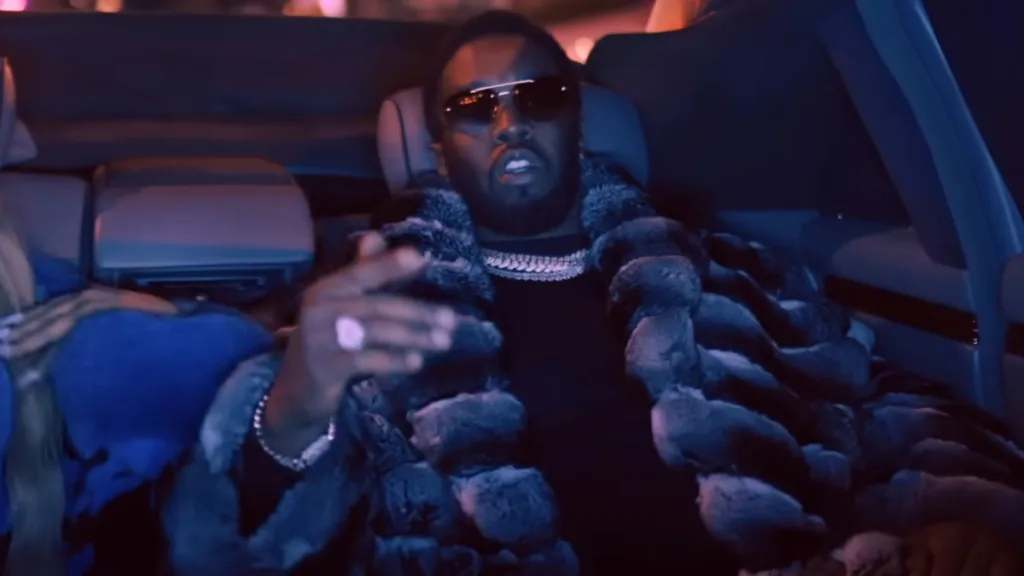 Diddy siedzi w luksusowym samochodzie w futrze i okularach przeciwsłonecznych podczas gdy trwa jego sprawa w sądzie apelacyjnym