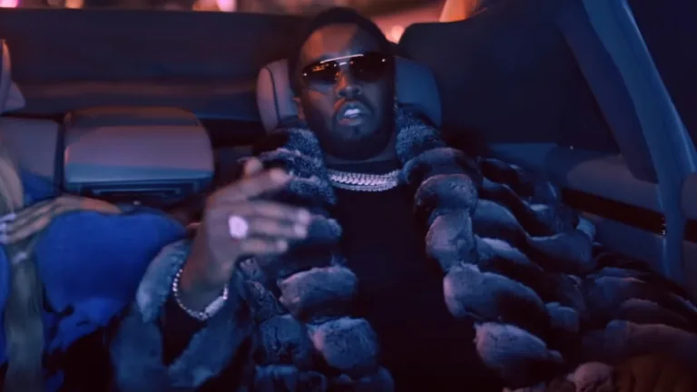 Diddy siedzi w luksusowym samochodzie w futrze i okularach przeciwsłonecznych podczas gdy trwa jego sprawa w sądzie apelacyjnym