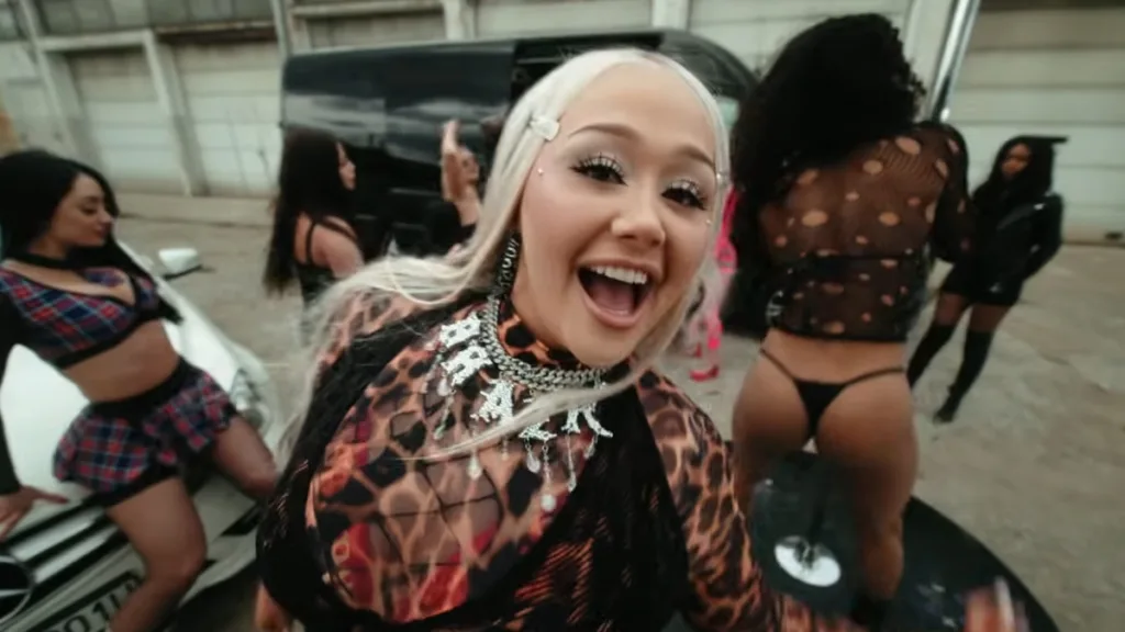 Oliwka Brazil w teledysku do Body Tea.