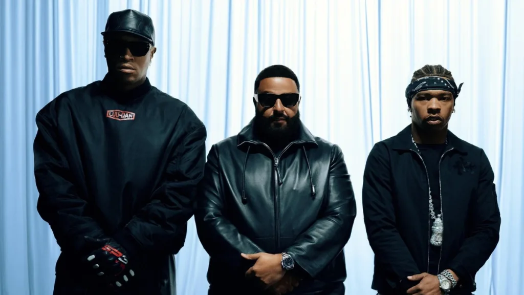 DJ Khaled z Future i Lil Baby w teledysku One of Them - trzech artystów w czarnych stylizacjach na jasnym tle