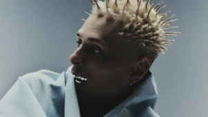 OKI w artystycznym ujęciu z charakterystyczną fryzurą podczas promocji trasy Moshpit Member Tour - bilety już dostępne