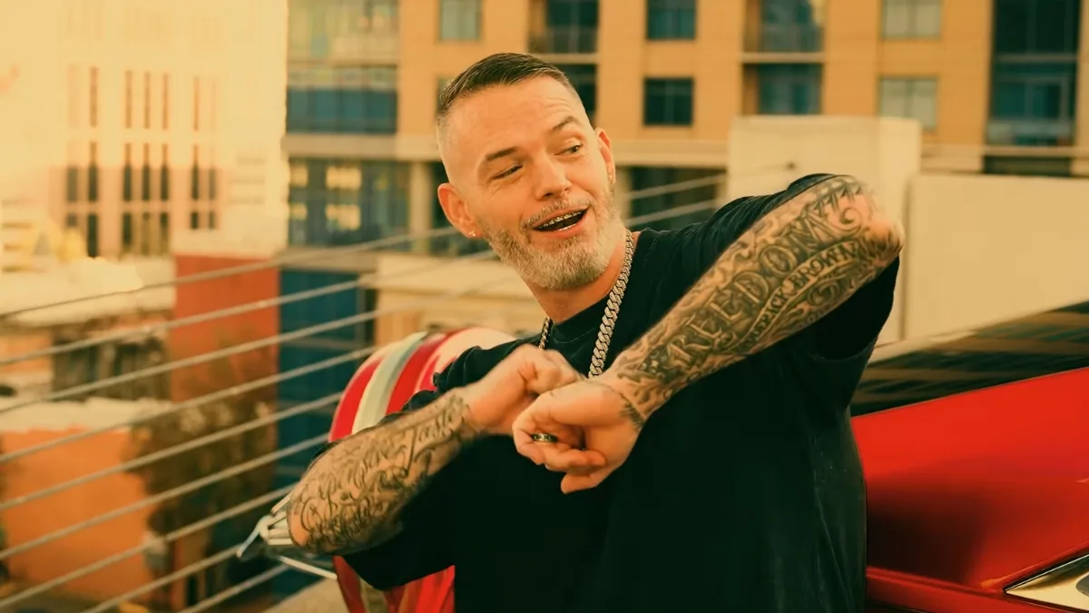 Paul Wall w singlu Elbow Room
