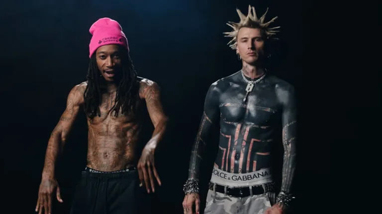 MGK i Wiz Khalifa w teledysku Everything Tatted